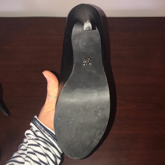 Vera Wang Black Pumps - Picture 2 of 4